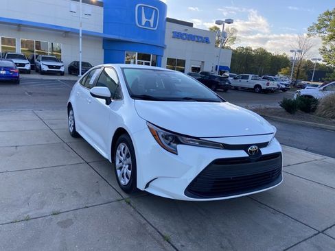 Used 2023 Toyota Corolla LE image 2