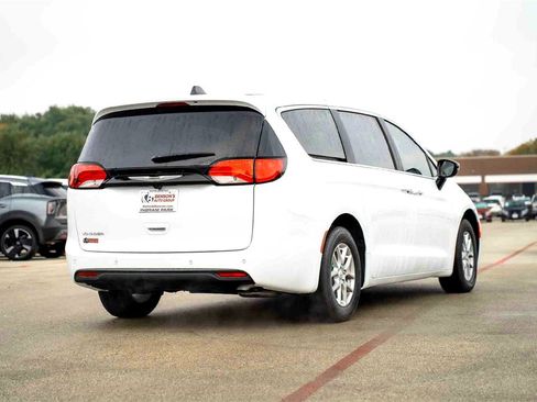 New 2026 Chrysler Voyager LX image 4