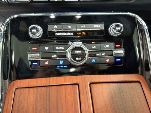 Used 2024 Lincoln Navigator Premiere AWD/4WD image 18