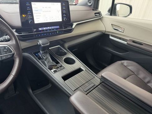 Certified 2021 Toyota Sienna Platinum image 27
