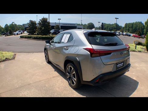 Certified 2022 Lexus UX 200 w/ Accessory Package (Z2) FWD image 6