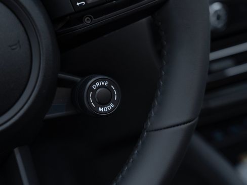 Certified 2025 Porsche Macan AWD/4WD image 28