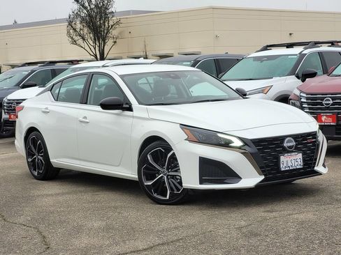 Used 2023 Nissan Altima 2.5 SR image 2