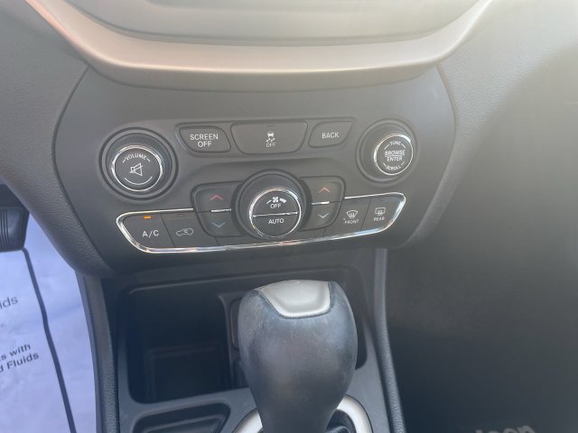 Used 2016 Jeep Cherokee Limited FWD image 19