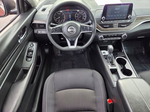 Used 2024 Nissan Altima 2.5 SV FWD image 12