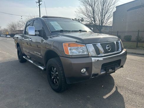 Used 2014 Nissan Titan SL w/ SL Moonroof Package image 7