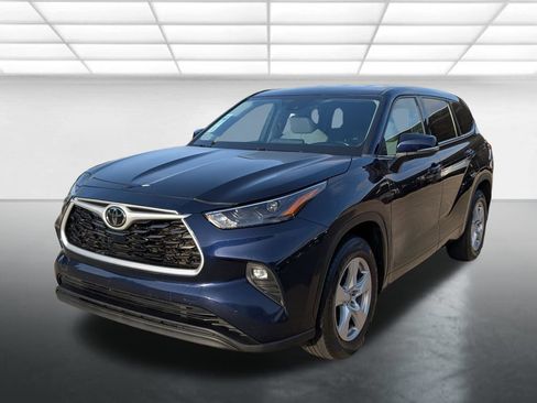 Used 2022 Toyota Highlander LE FWD image 23