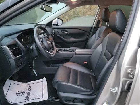 Used 2024 Nissan Rogue SL image 3