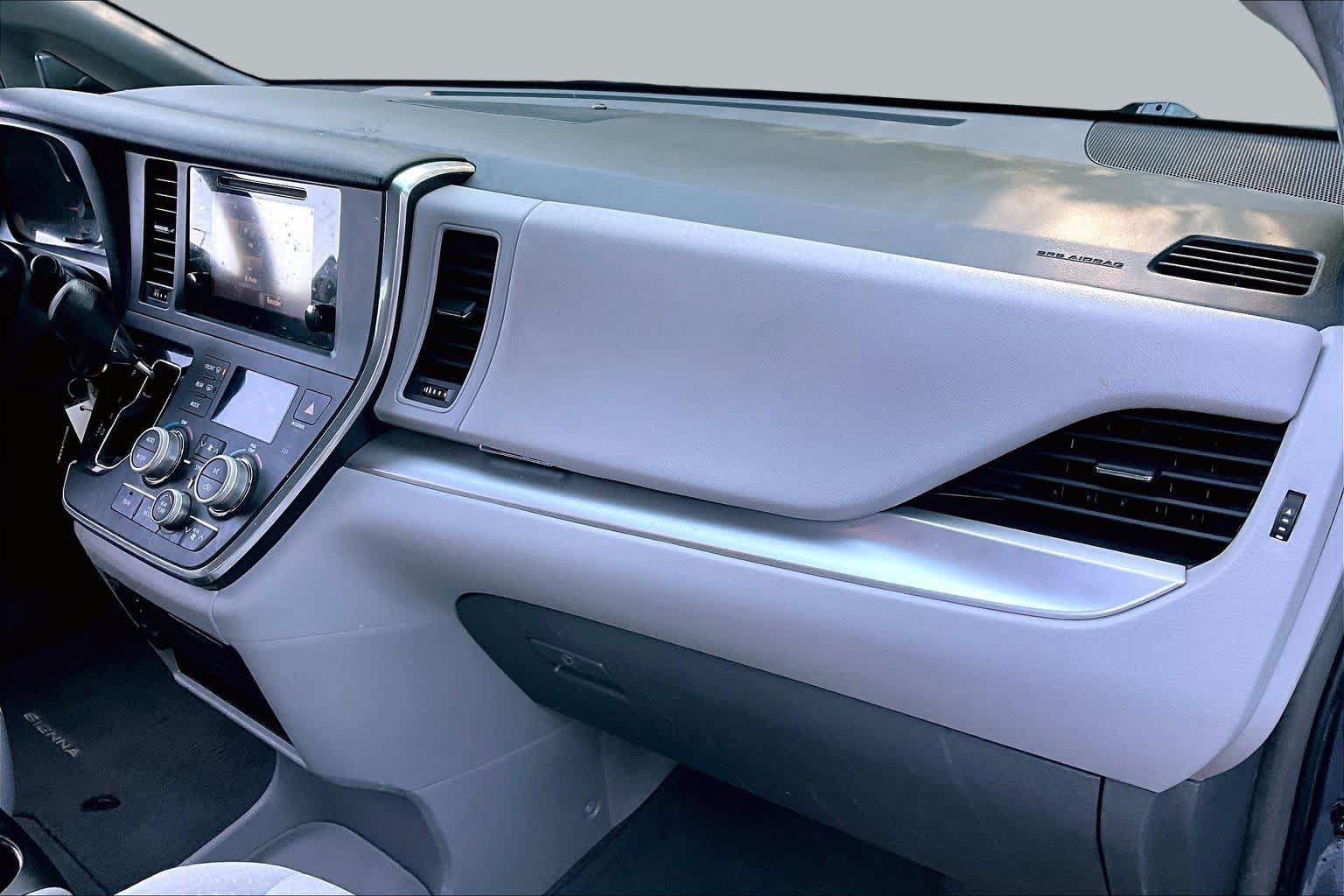 Certified 2017 Toyota Sienna LE FWD image 17