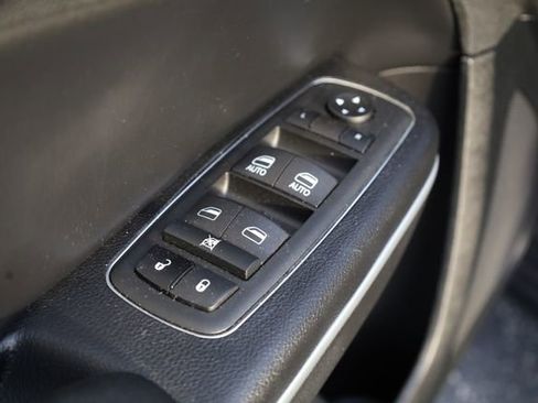 Used 2022 Chrysler 300 Touring w/ Sport Appearance Package image 15