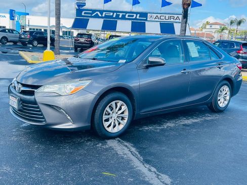 Used 2017 Toyota Camry LE image 4