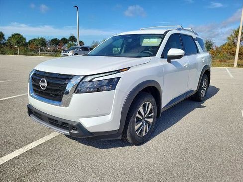 Certified 2025 Nissan Pathfinder SL image 10