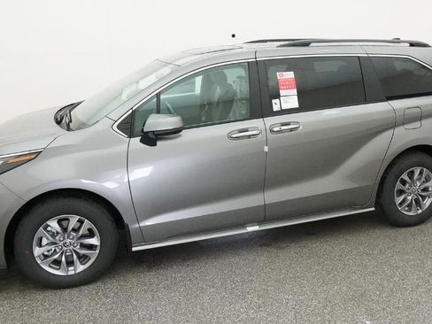 New 2026 Toyota Sienna XLE image 2