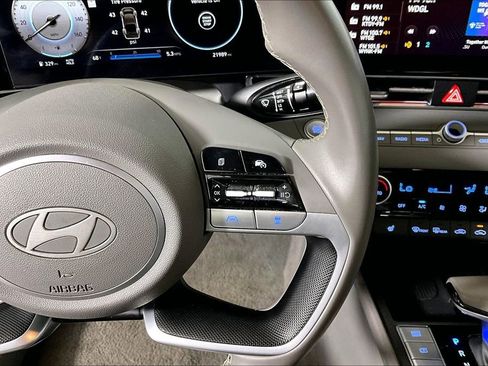 Used 2025 Hyundai Elantra SEL image 15