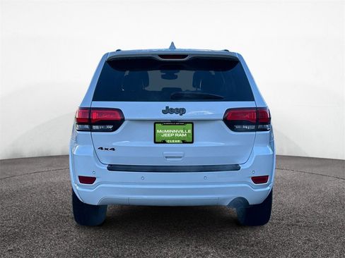 Used 2018 Jeep Grand Cherokee Altitude image 4