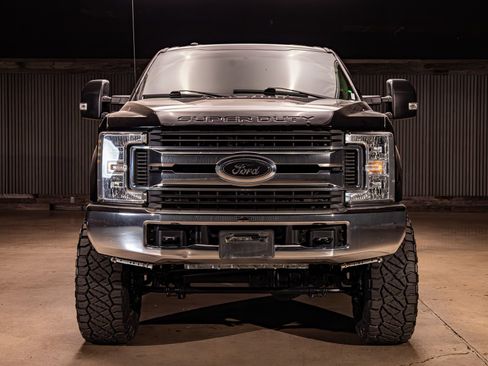 Used 2019 Ford F250 XLT w/ FX4 Off-Road Package image 2