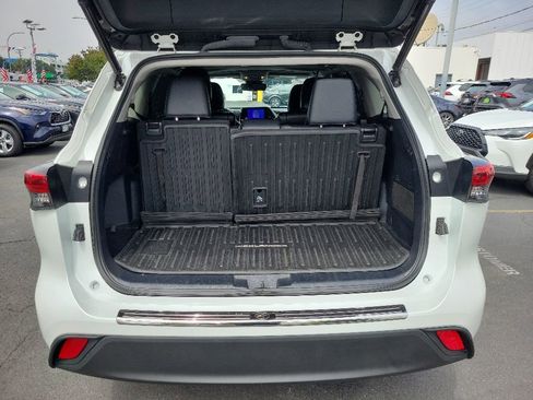 Used 2023 Toyota Highlander XLE FWD image 11