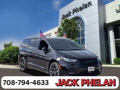 New 2026 Chrysler Pacifica Select