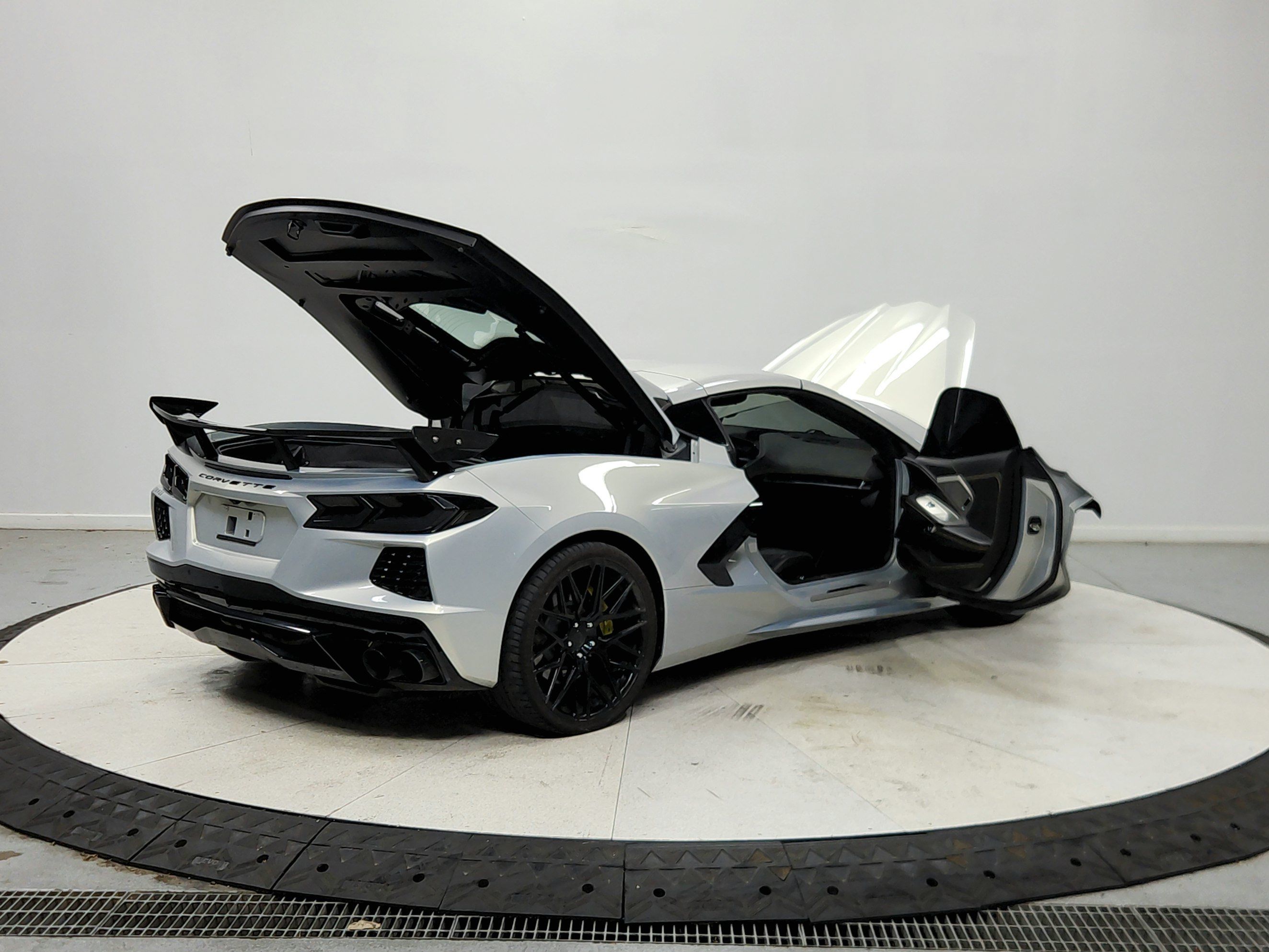 Used 2021 Chevrolet Corvette Stingray Premium Cpe w/ Z51 Performance Package RWD image 16