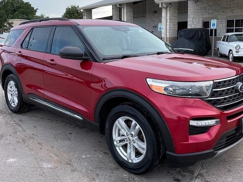 Used 2020 Ford Explorer XLT w/ Equipment Group 202A RWD image 2