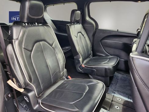 Used 2020 Chrysler Pacifica Limited w/ S Appearance Package FWD image 33