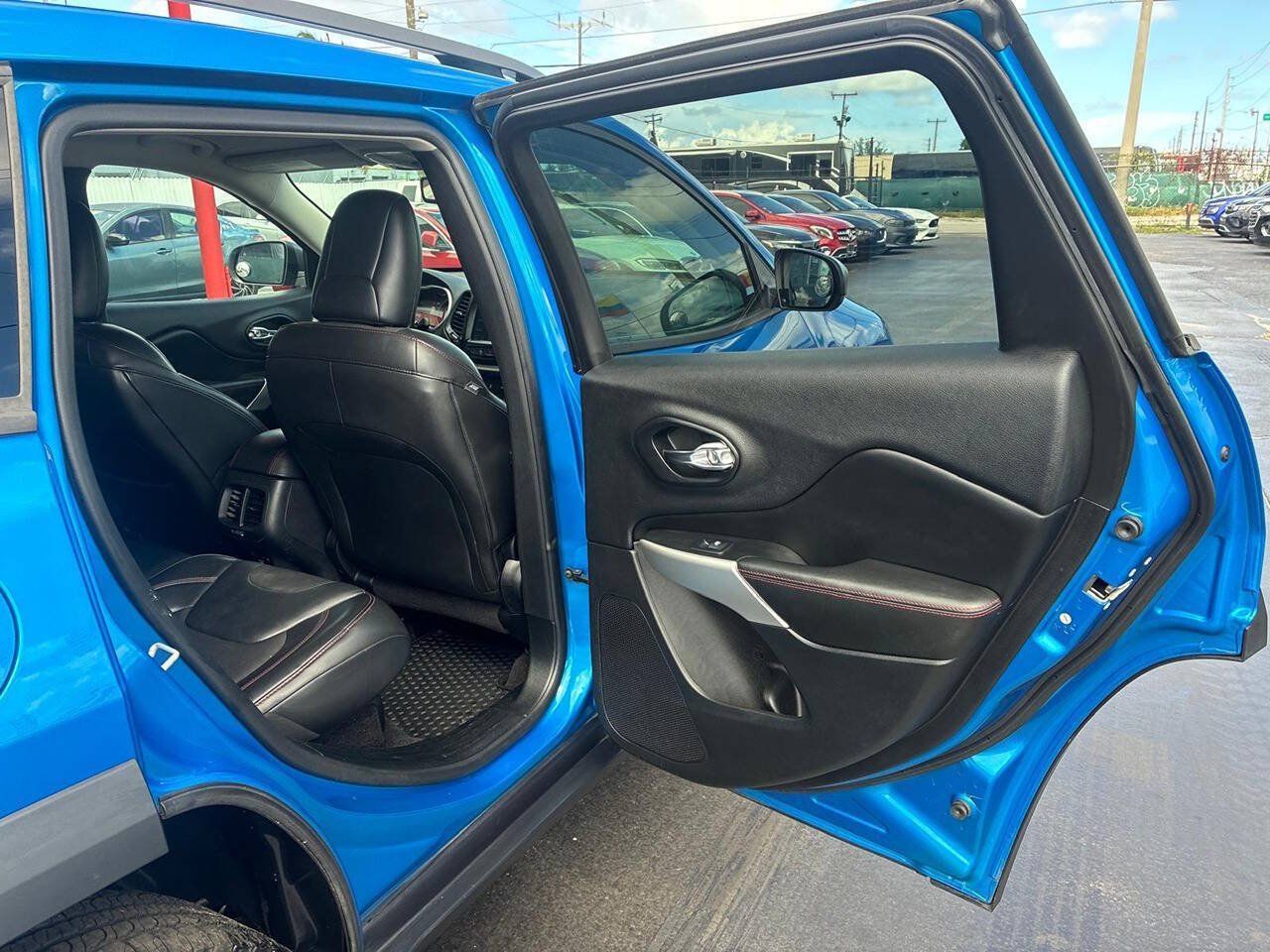 Used 2018 Jeep Cherokee Trailhawk AWD/4WD image 12