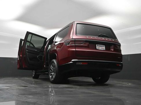 Used 2024 Jeep Wagoneer Series II w/ Flexible Seating Group AWD/4WD image 31