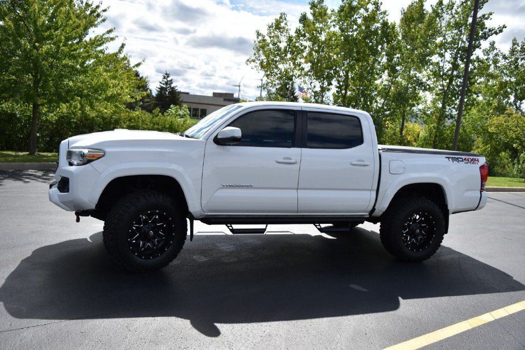 Used 2016 Toyota Tacoma TRD Sport w/ Towing Package AWD/4WD image 10