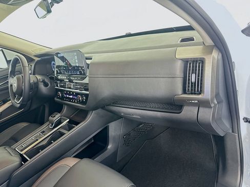 Used 2025 Nissan Pathfinder Platinum FWD image 30