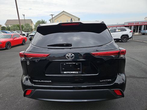 Used 2023 Toyota Highlander Limited FWD image 4