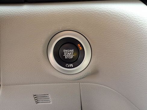 Used 2024 Chrysler Pacifica Touring-L FWD image 17