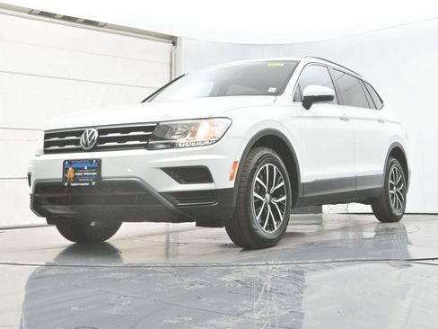 Used 2021 Volkswagen Tiguan SE w/ Panoramic Sunroof Package AWD/4WD image 28