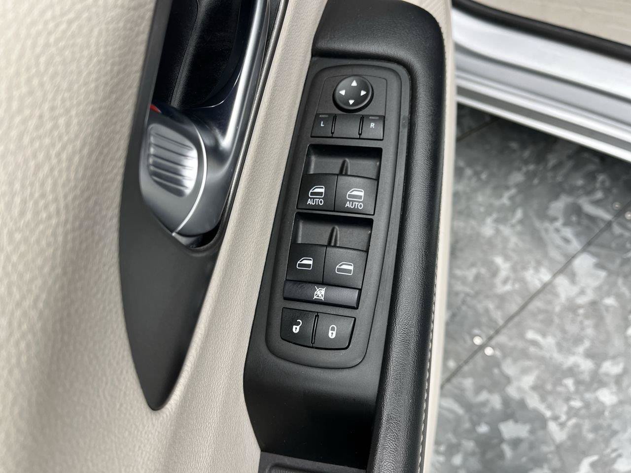 Used 2024 Chrysler Pacifica Touring-L FWD image 7