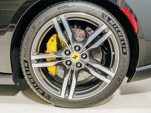 Used 2020 Ferrari Portofino image 23