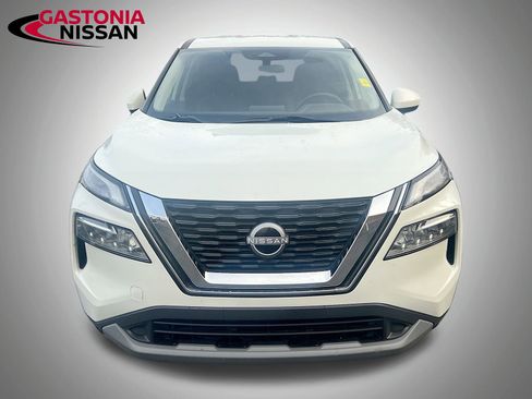 Used 2023 Nissan Rogue SV image 2