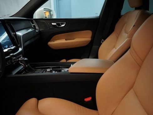 Used 2019 Volvo XC60 T5 Momentum w/ Multimedia Package image 8