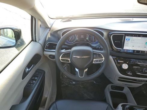 Used 2024 Chrysler Pacifica Touring-L image 25