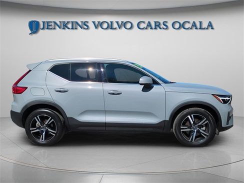 Certified 2025 Volvo XC40 B5 Core image 2