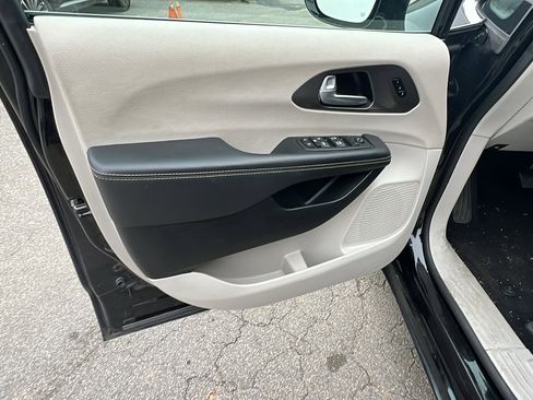 Used 2024 Chrysler Pacifica Touring-L image 14