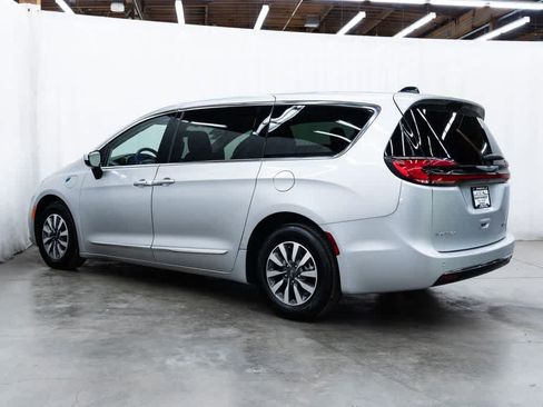 Used 2023 Chrysler Pacifica Limited FWD image 4