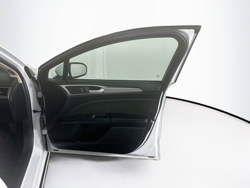 Used 2020 Ford Fusion SE image 32