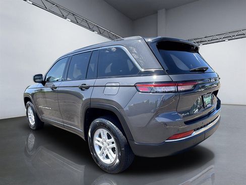 Used 2023 Jeep Grand Cherokee Laredo AWD/4WD image 5