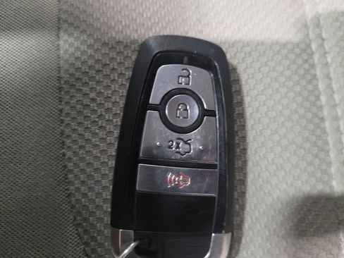 Used 2020 Ford Fusion SE FWD image 32