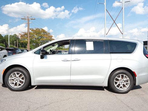Used 2024 Chrysler Pacifica Touring-L FWD image 2