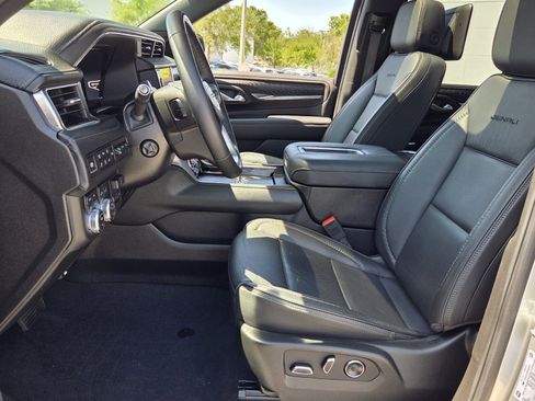 Used 2024 GMC Yukon Denali w/ Denali Reserve Package image 10