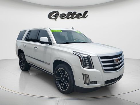 Used 2020 Cadillac Escalade Premium Luxury RWD image 3
