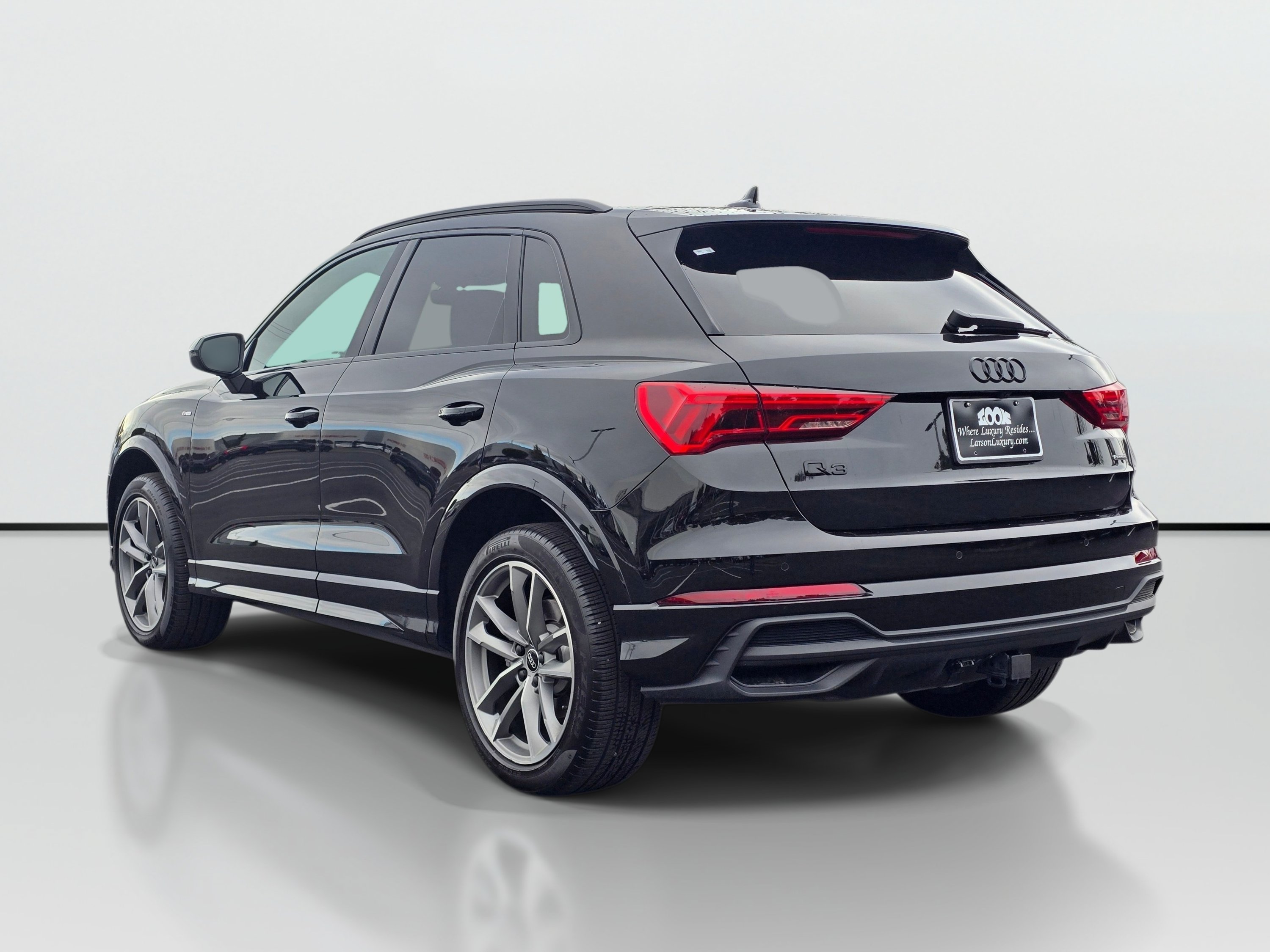 Used 2023 Audi SQ5 Prestige w/ Prestige Package AWD/4WD image 3