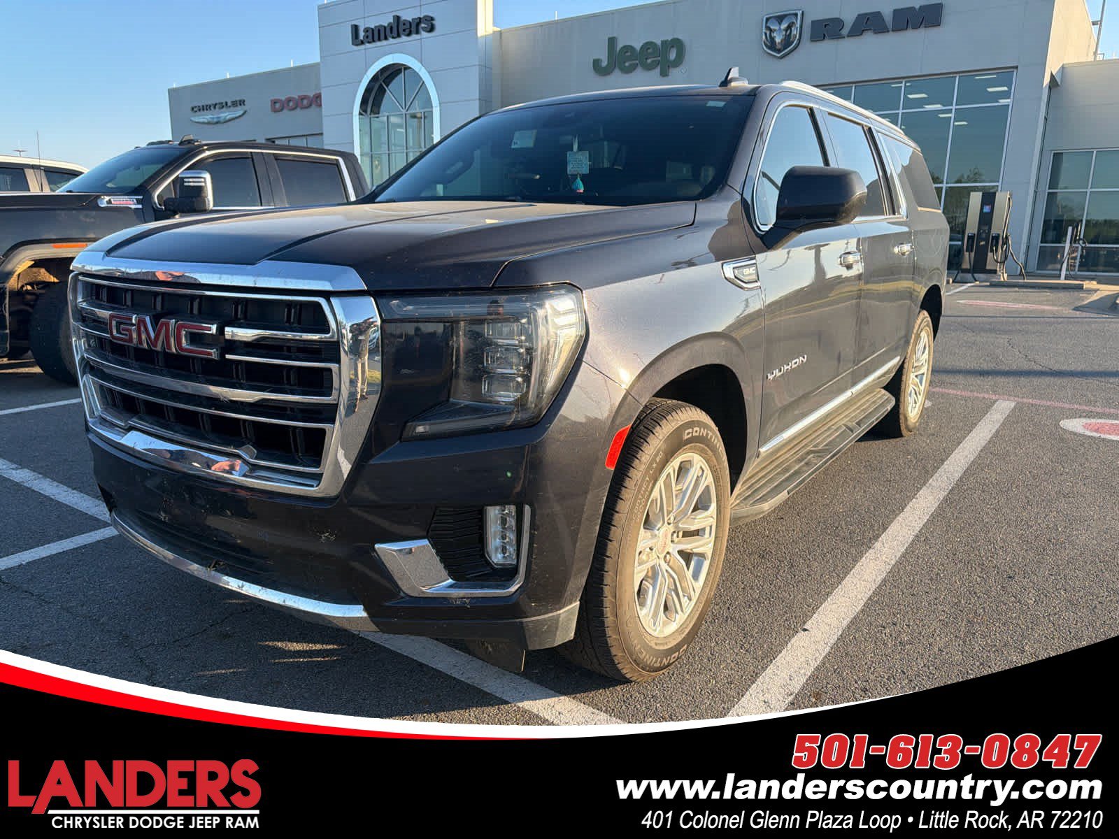 Used 2023 GMC Yukon XL SLT AWD/4WD image 1