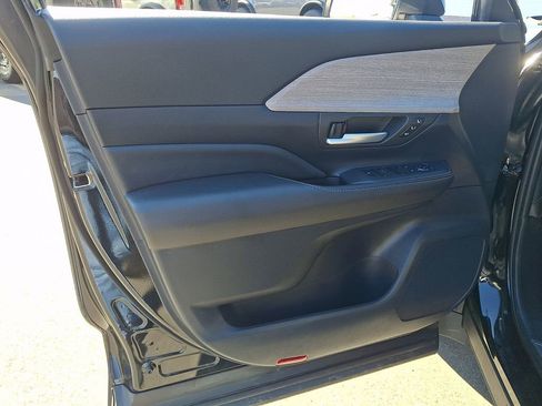 Used 2025 Toyota Grand Highlander AWD image 12