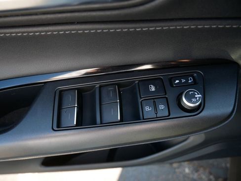 Used 2021 Toyota Venza LE w/ Carpet Mat Package (TMS) image 17